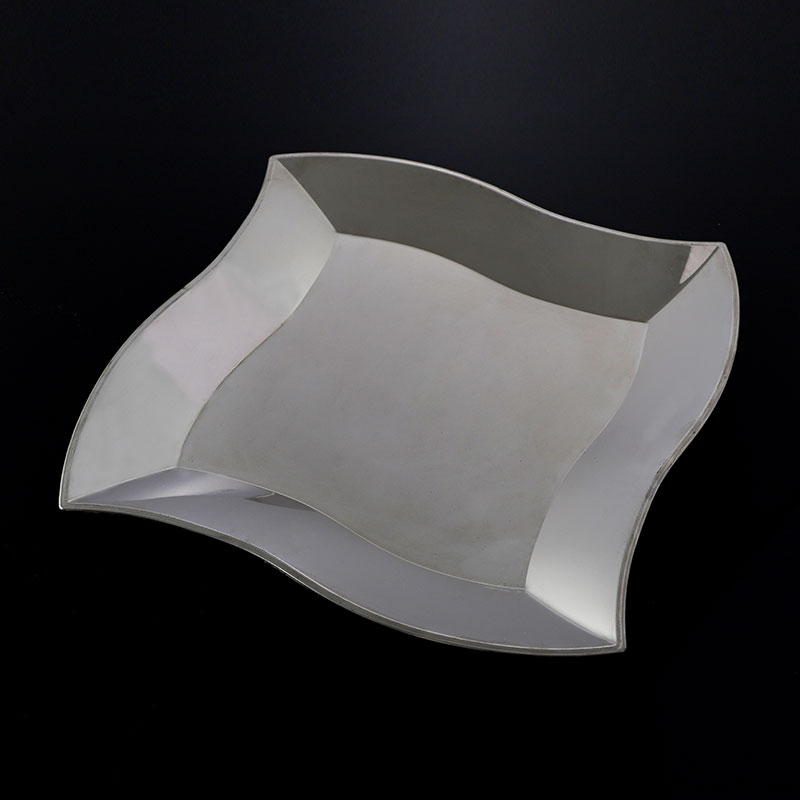 Di quali materiali sono fatti i piatti irregolari in plastica metallizzata lucida?