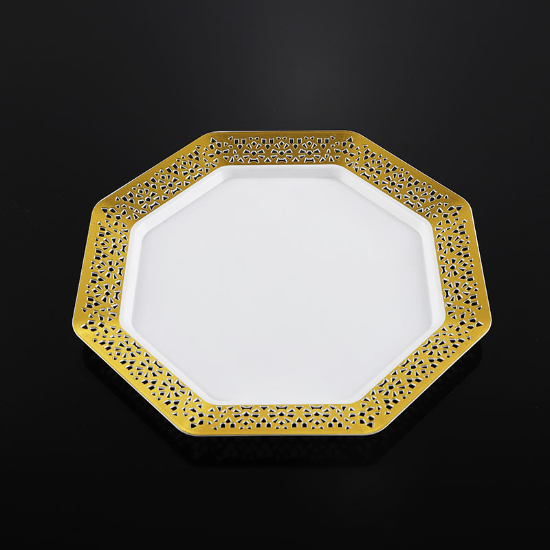 Oltre l'usa e getta: un piatto ottagonale in plastica con bordo metallico lucido può sostituire la ceramica sulle tavole festive?